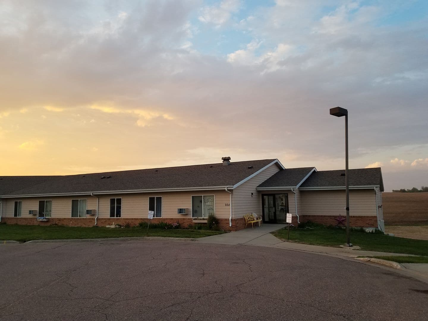 Garretson Apartment: 924 4th St.