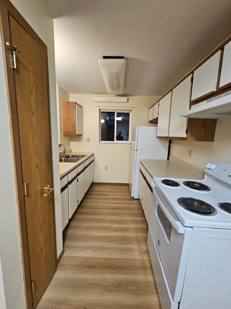 Garretson Apartment: 924 4th St.