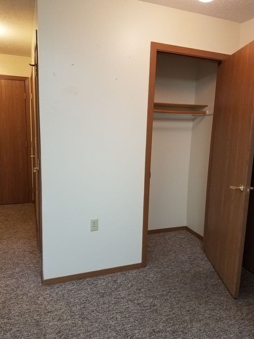 Garretson Apartment: 924 4th St.