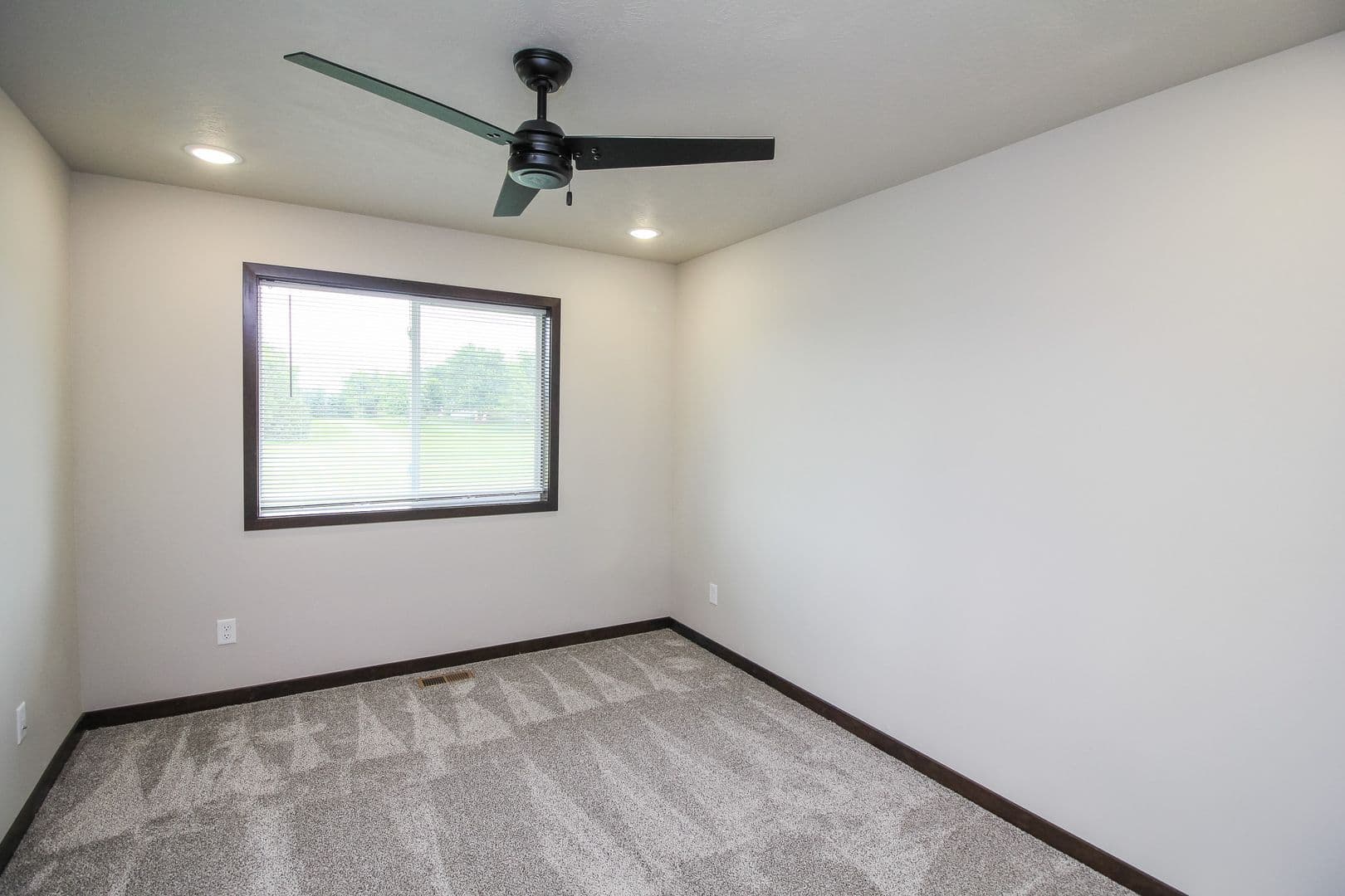 Tea Townhome: 610 Samantha St