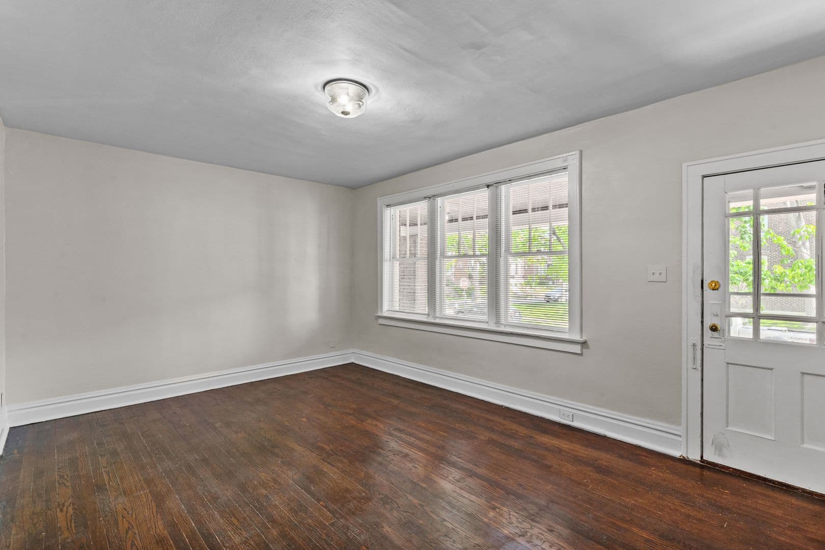 Saint Louis Apartment: 4460 Russell Blvd