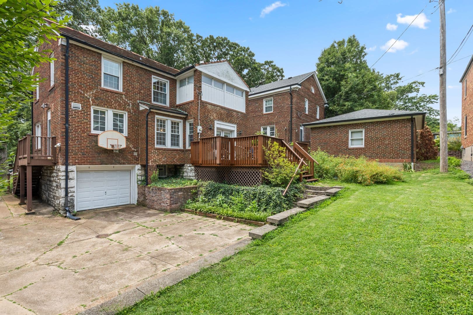 Saint Louis House: 7487 Kingsbury Blvd