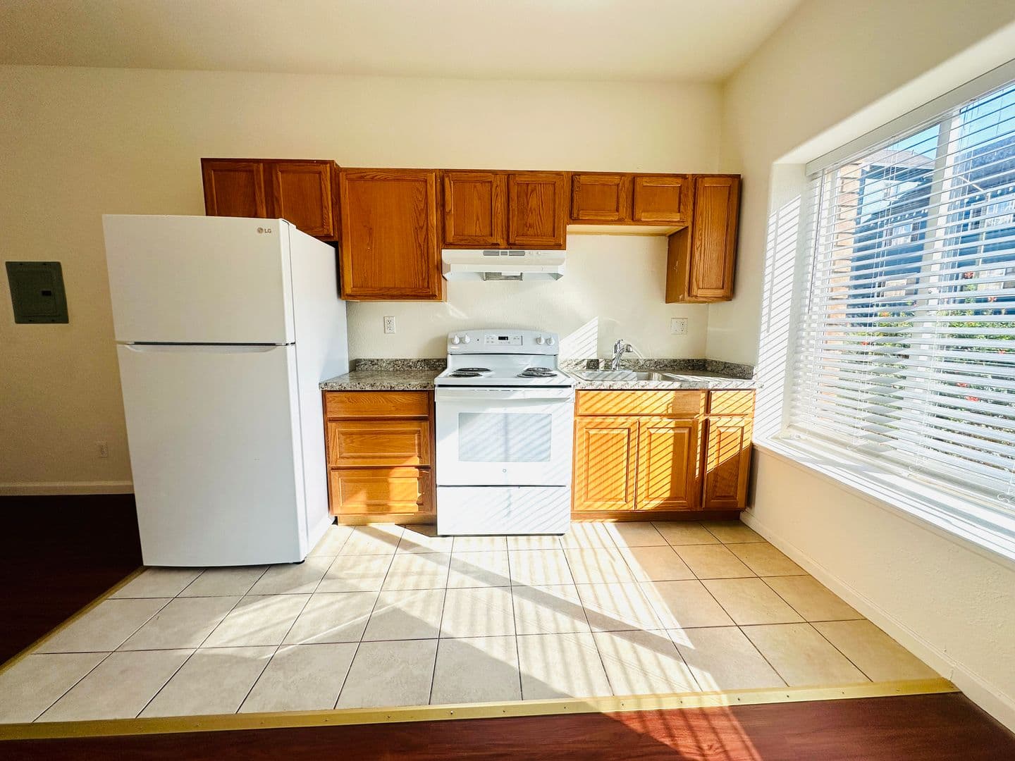 Oakland Apartment: 1502 Jackson St
