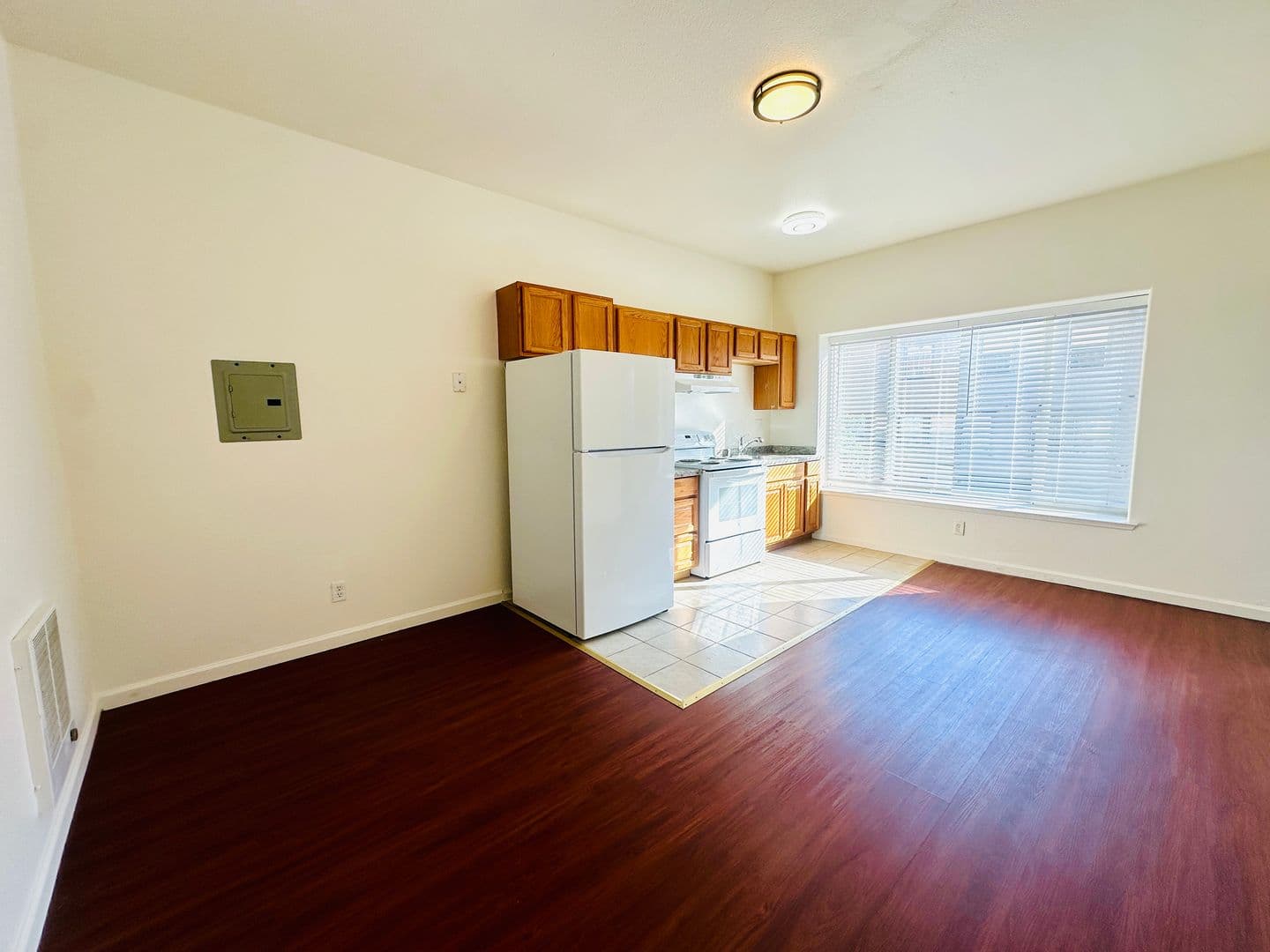 Oakland Apartment: 1502 Jackson St