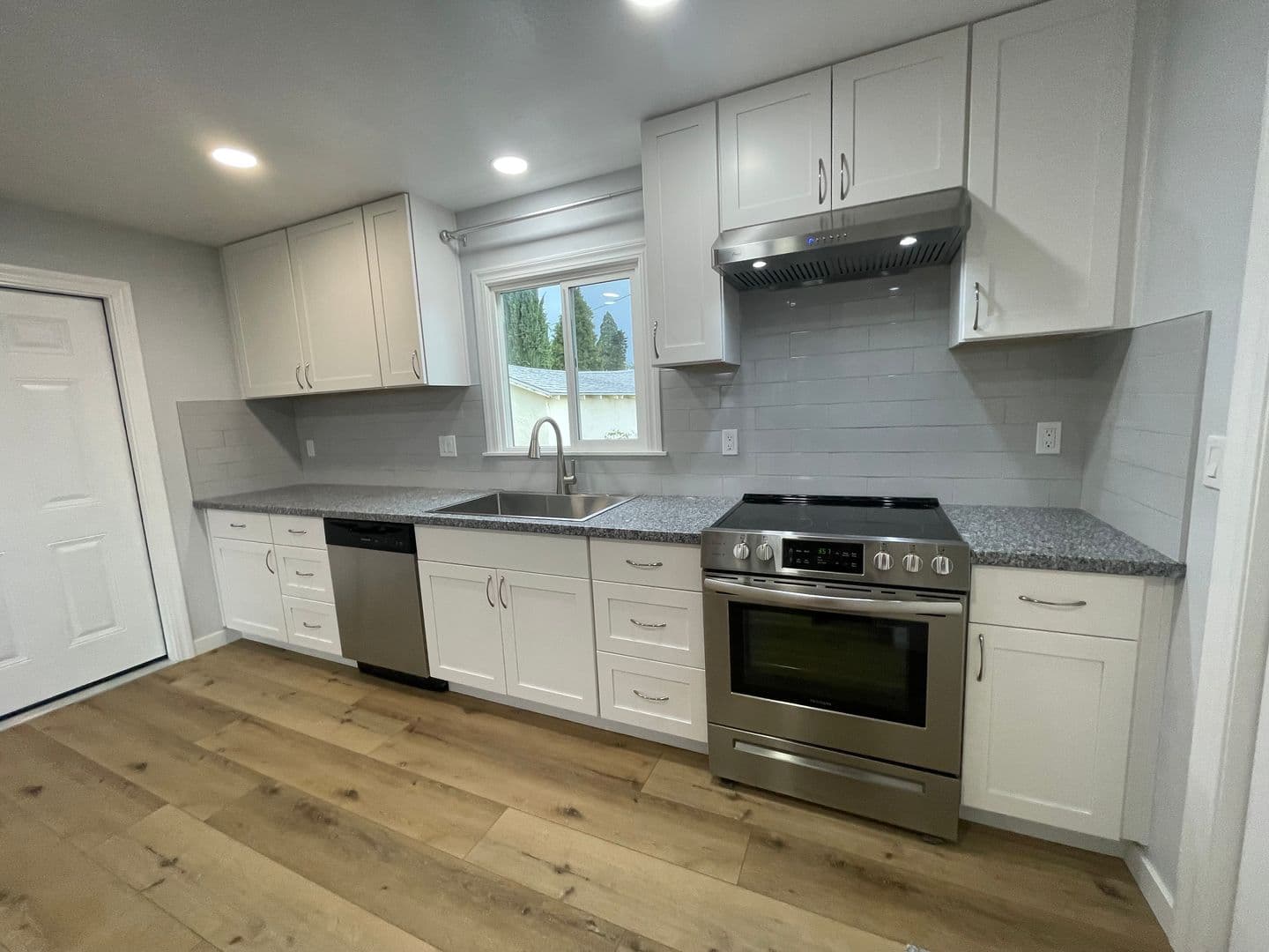 Medford Apartment: 148 & 148 1/2 Winema Way
