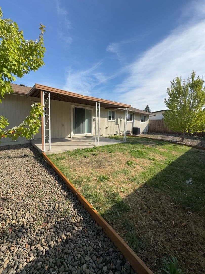 Medford Apartment: 3006 & 3008 Alameda