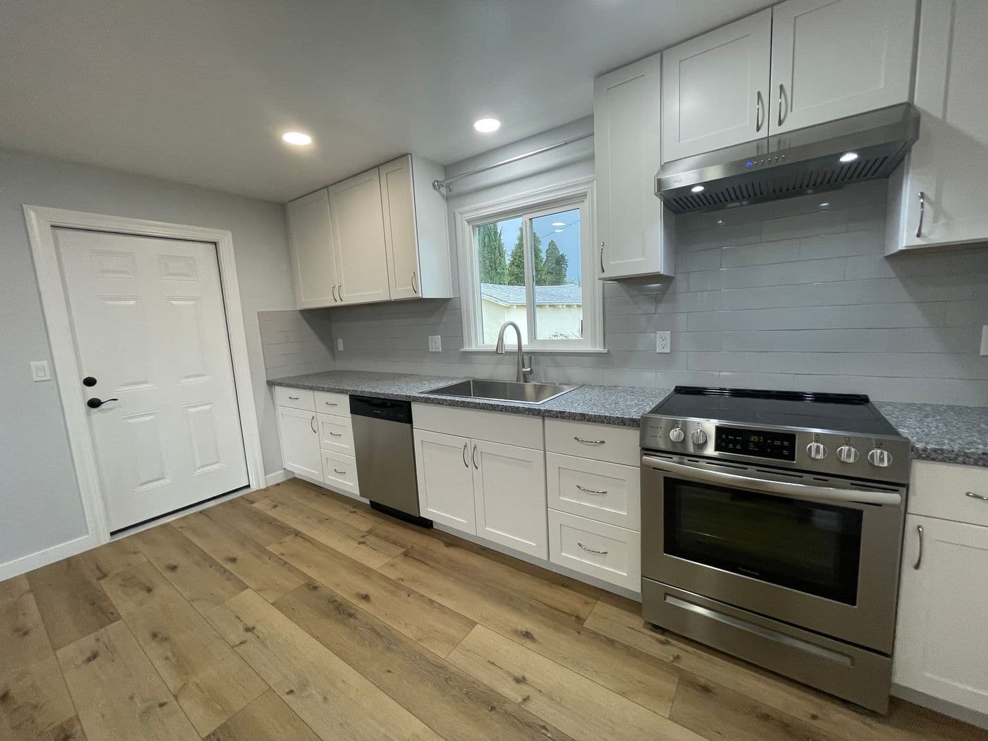 Medford Apartment: 148 & 148 1/2 Winema Way