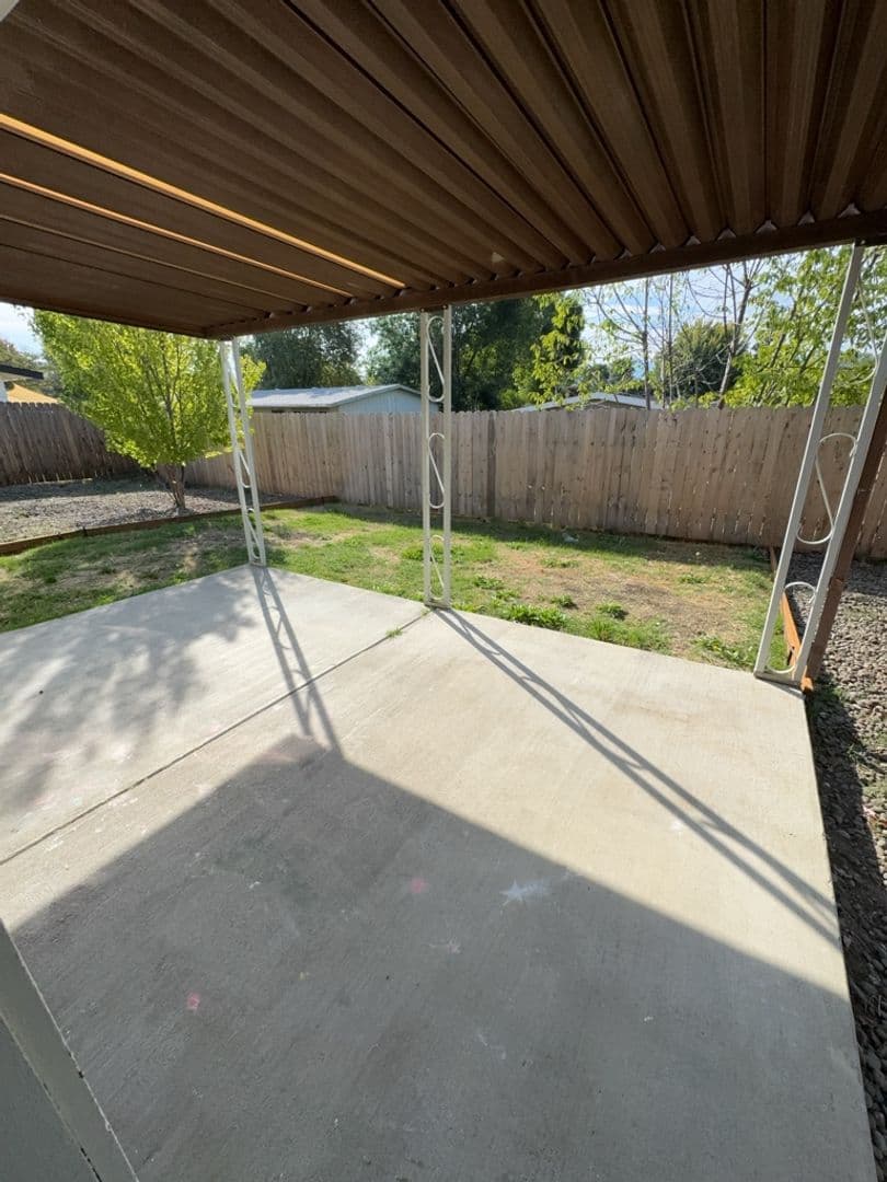 Medford Apartment: 3006 & 3008 Alameda