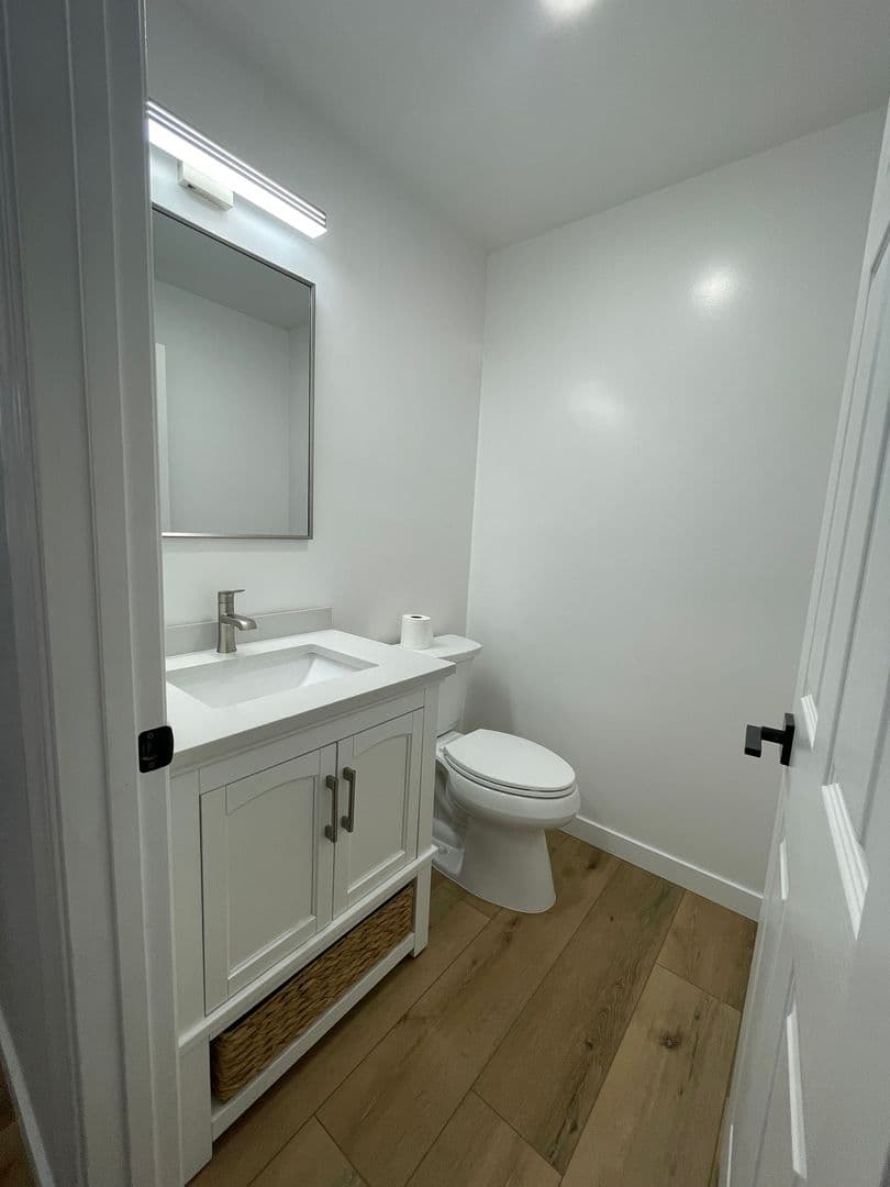 Medford Apartment: 148 & 148 1/2 Winema Way
