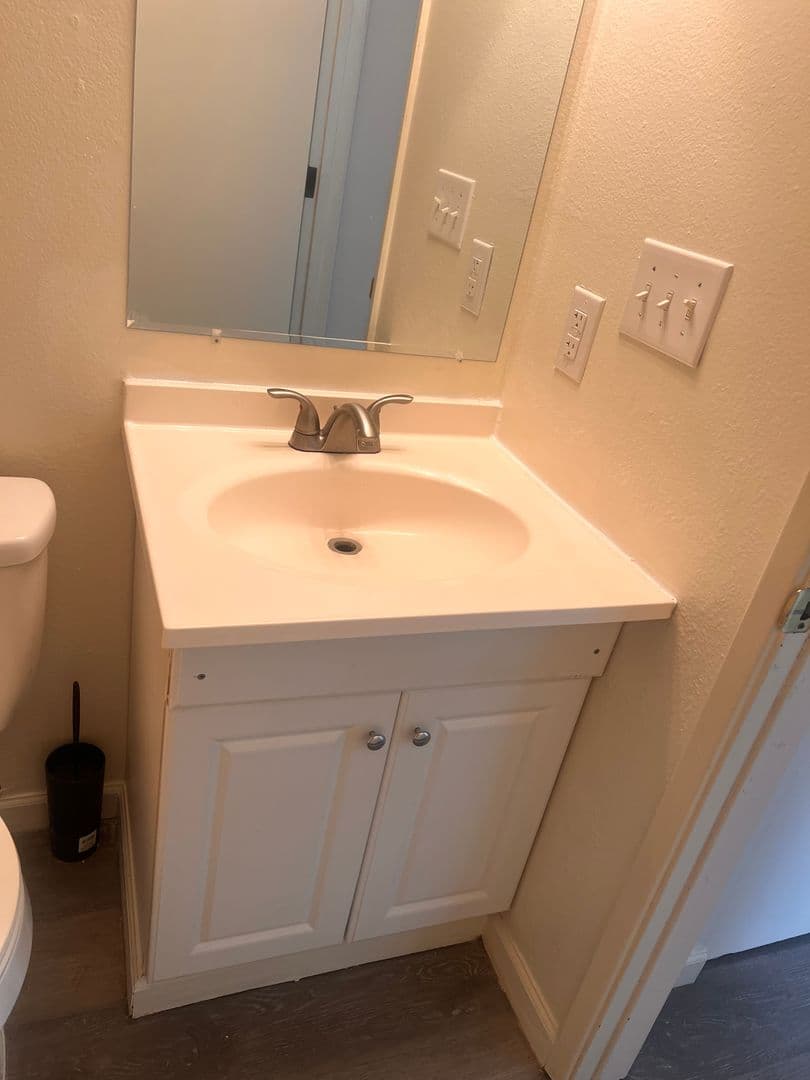 Medford Apartment: 1927 Crater Lake Ave #1 - #4