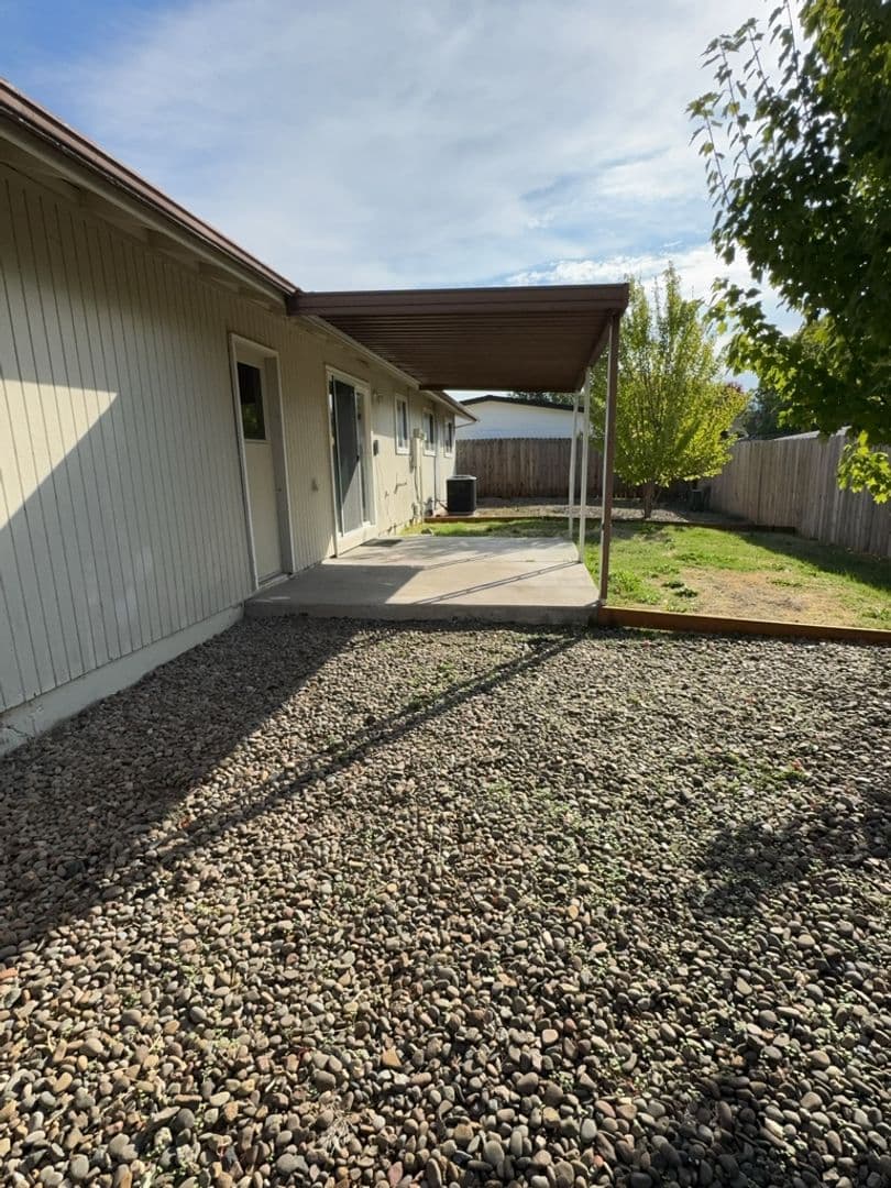 Medford Apartment: 3006 & 3008 Alameda