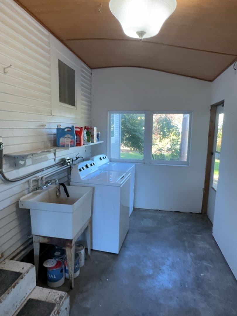 Medford House: 1001 Lozier Lane