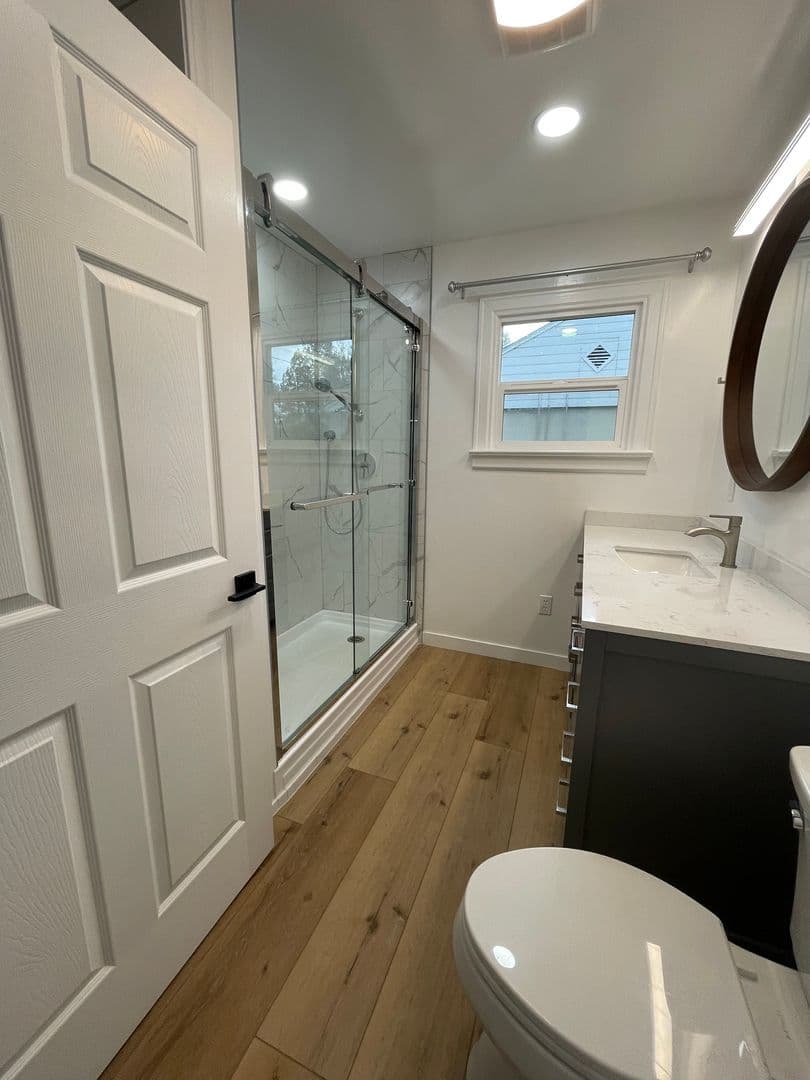 Medford Apartment: 148 & 148 1/2 Winema Way