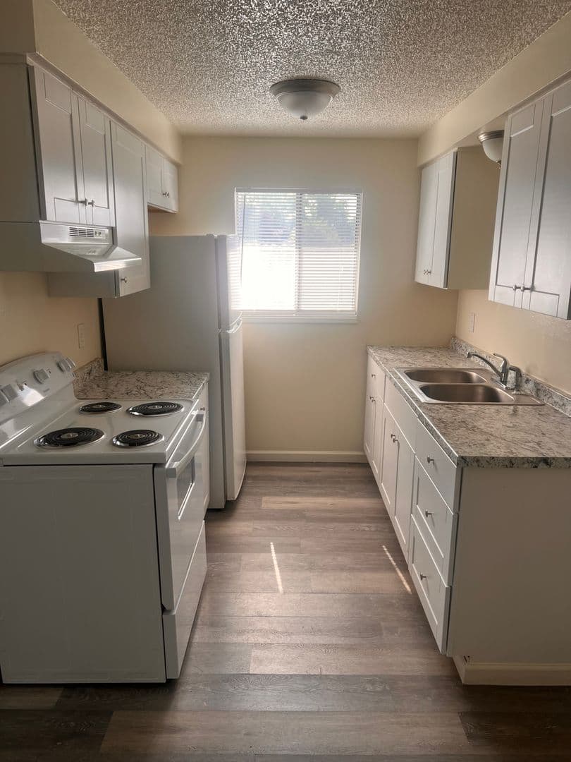Medford Apartment: 1927 Crater Lake Ave #1 - #4