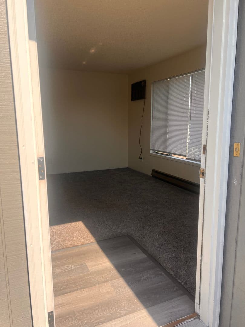Medford Apartment: 1927 Crater Lake Ave #1 - #4