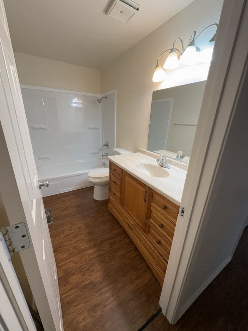 Medford Apartment: 3006 & 3008 Alameda