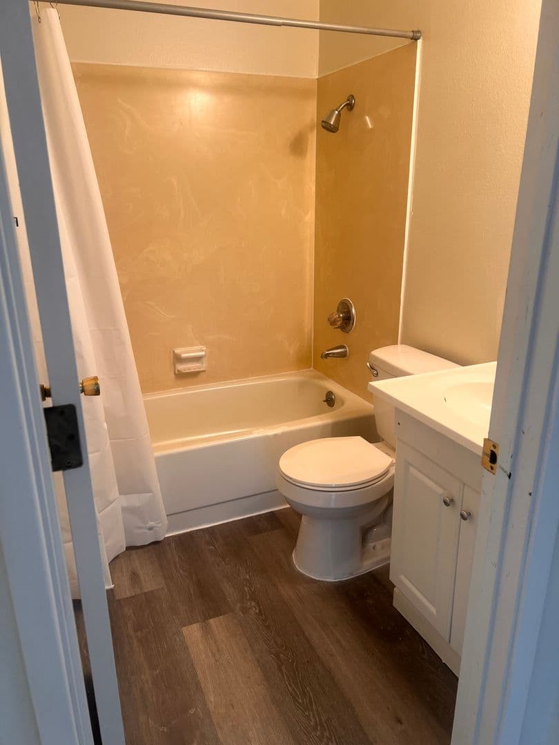 Medford Apartment: 1927 Crater Lake Ave #1 - #4
