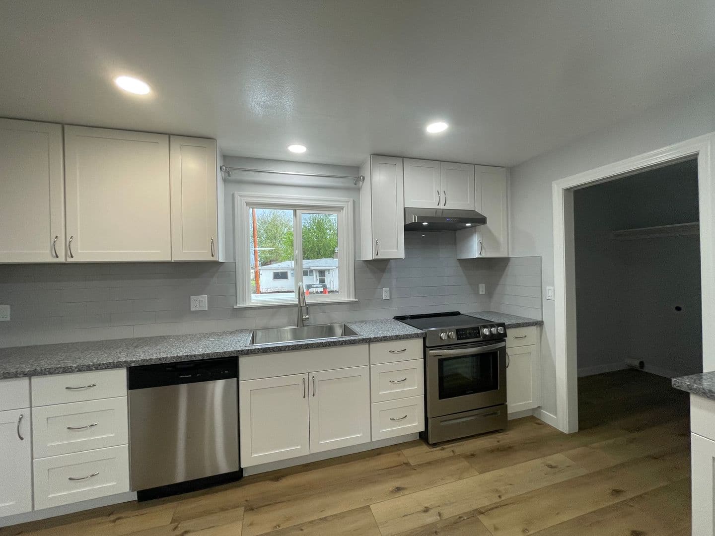 Medford Apartment: 148 & 148 1/2 Winema Way