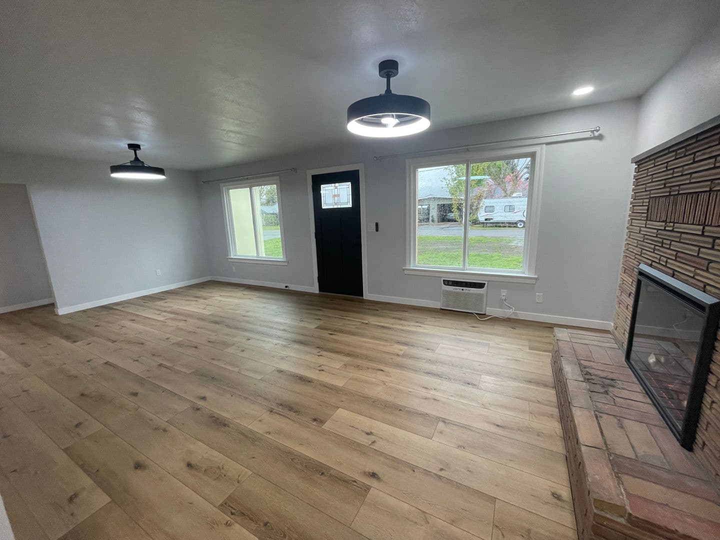 Medford Apartment: 148 & 148 1/2 Winema Way
