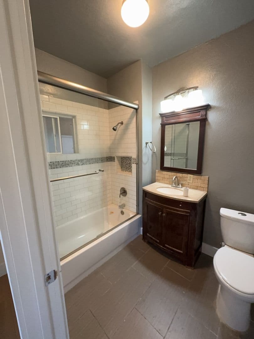 Medford House: 1001 Lozier Lane