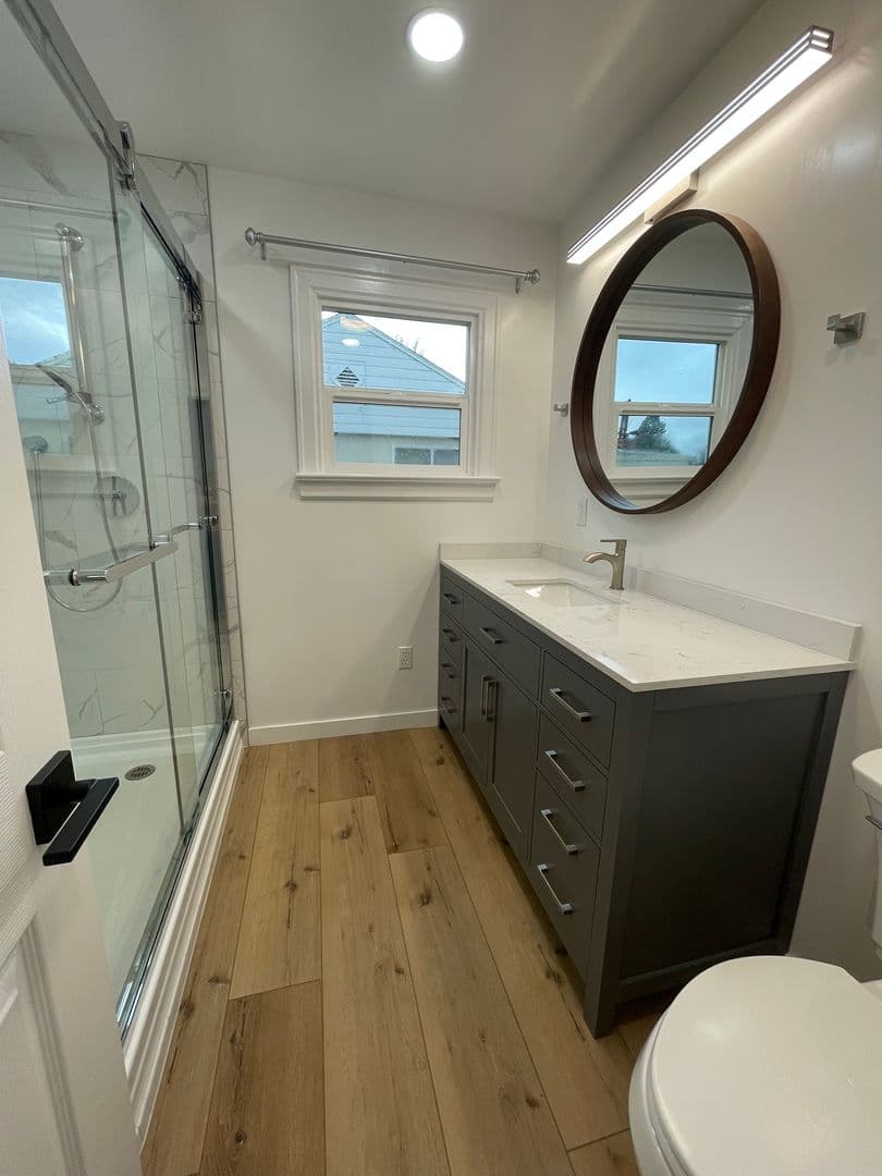 Medford Apartment: 148 & 148 1/2 Winema Way