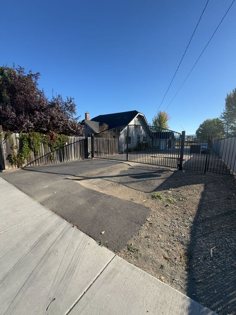 Medford House: 1001 Lozier Lane