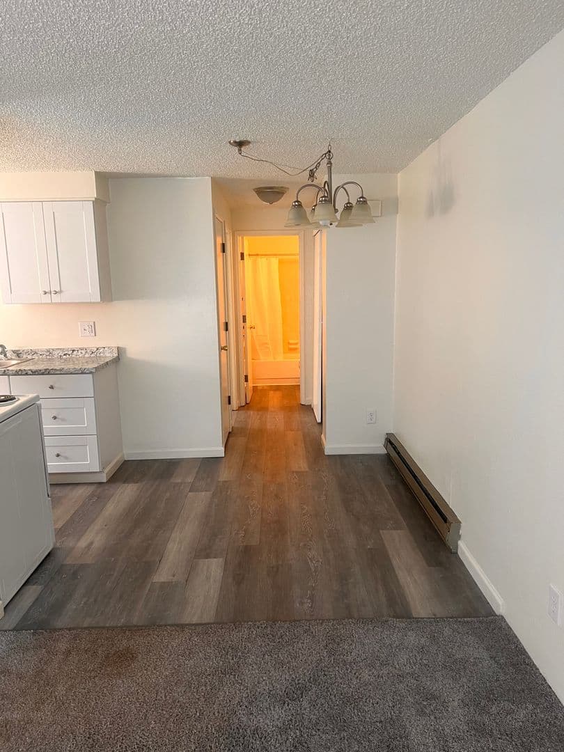 Medford Apartment: 1927 Crater Lake Ave #1 - #4