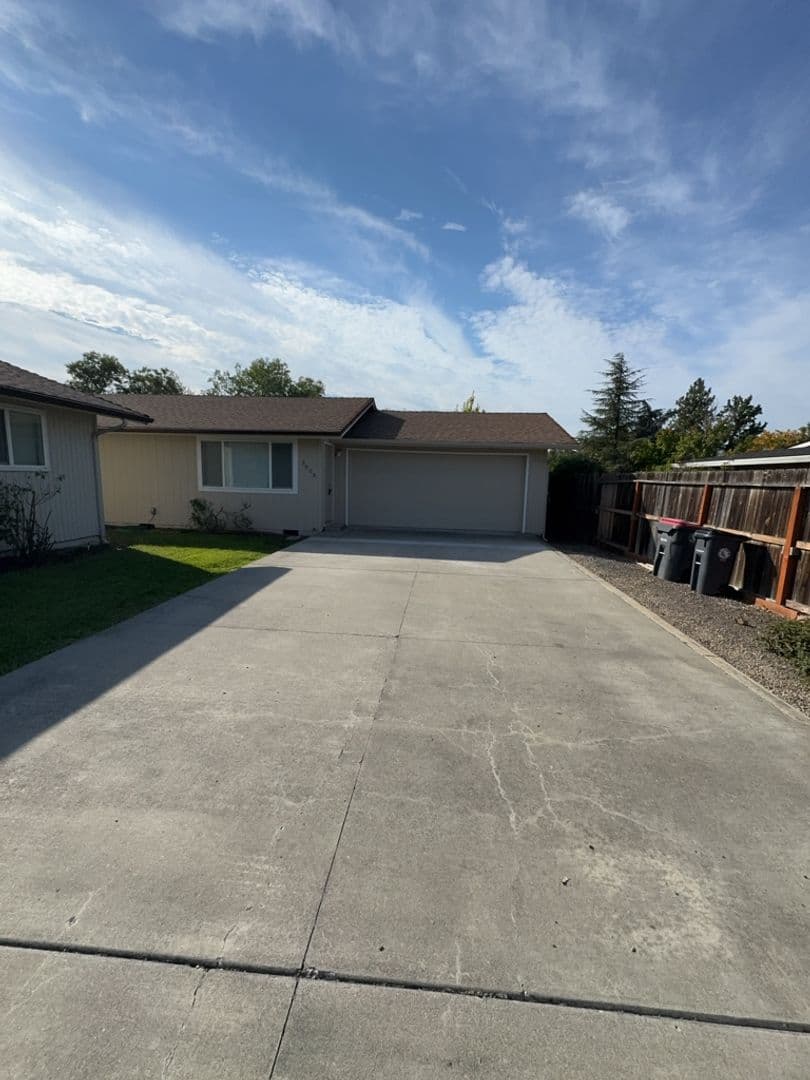 Medford Apartment: 3006 & 3008 Alameda