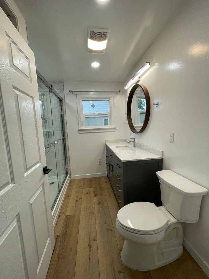 Medford Apartment: 148 & 148 1/2 Winema Way