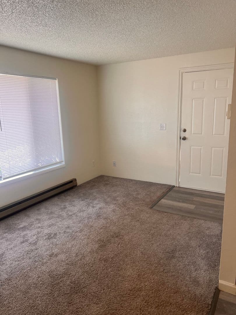 Medford Apartment: 1927 Crater Lake Ave #1 - #4