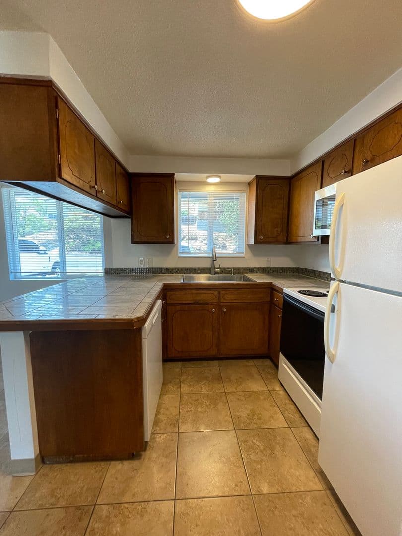 Phoenix Apartment: 431 - 437 Elm St