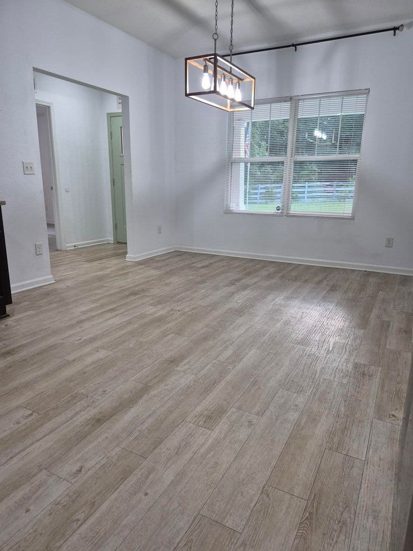 Jacksonville House: 6806 Old Middleburg Rd. South
