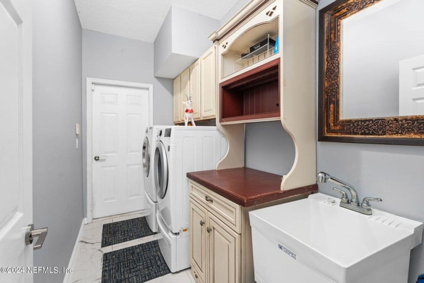 St. Johns House: 425 OAK POND Drive (TP)