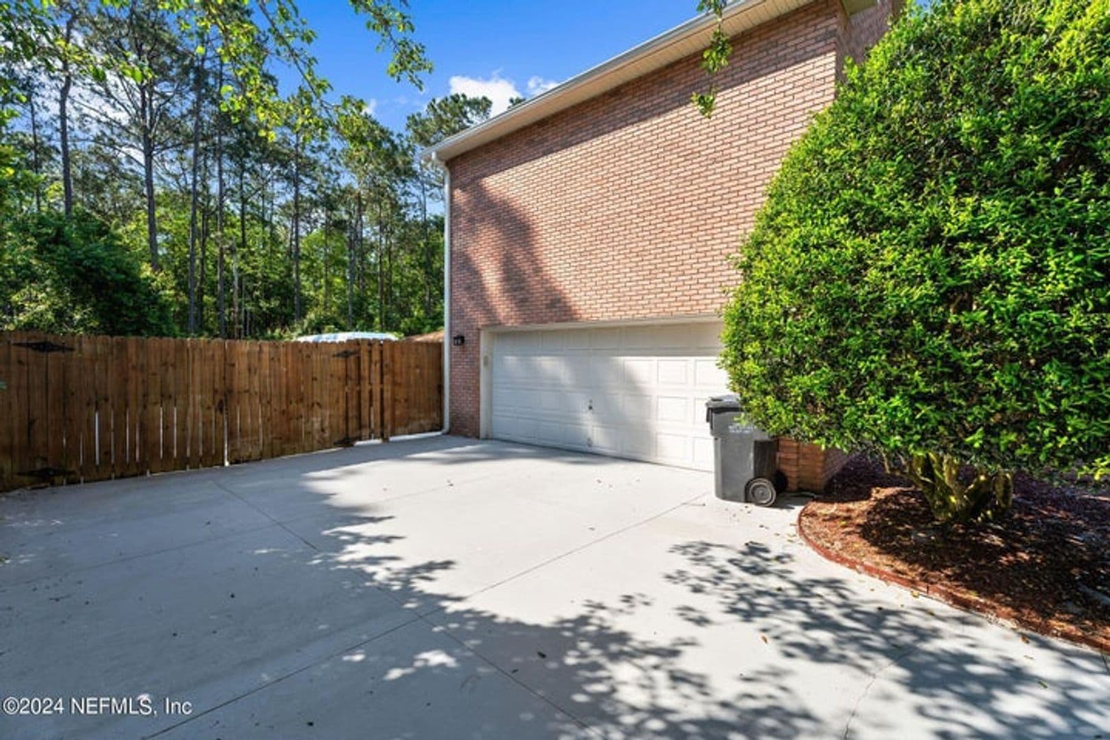 St. Johns House: 425 OAK POND Drive (TP)