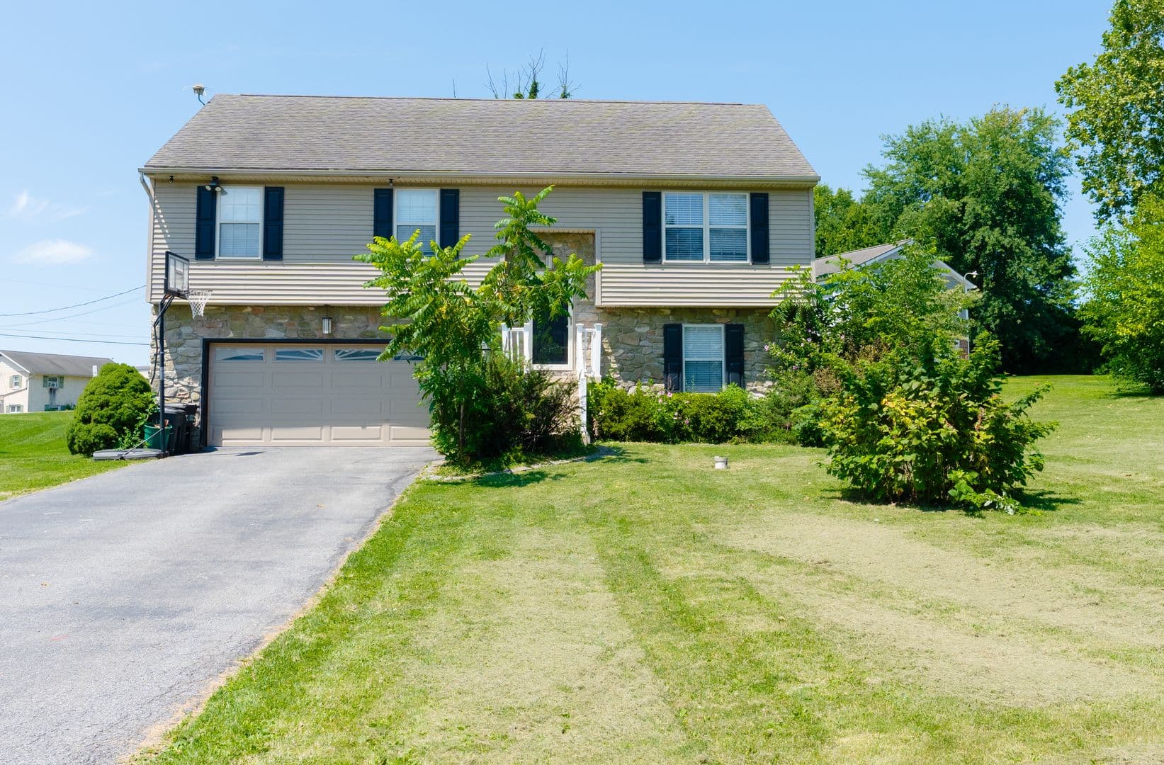 Elizabethtown House: 2072 Sheaffer Rd