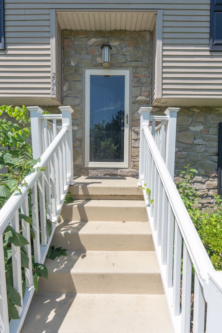 Elizabethtown House: 2072 Sheaffer Rd