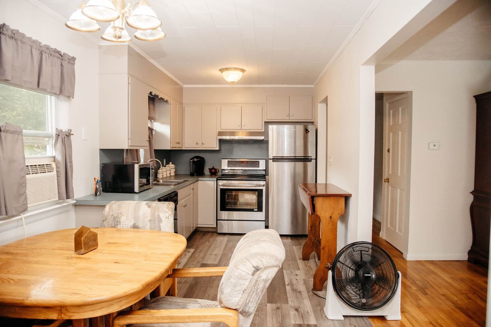Harrisburg House: 7689 Dove Dr