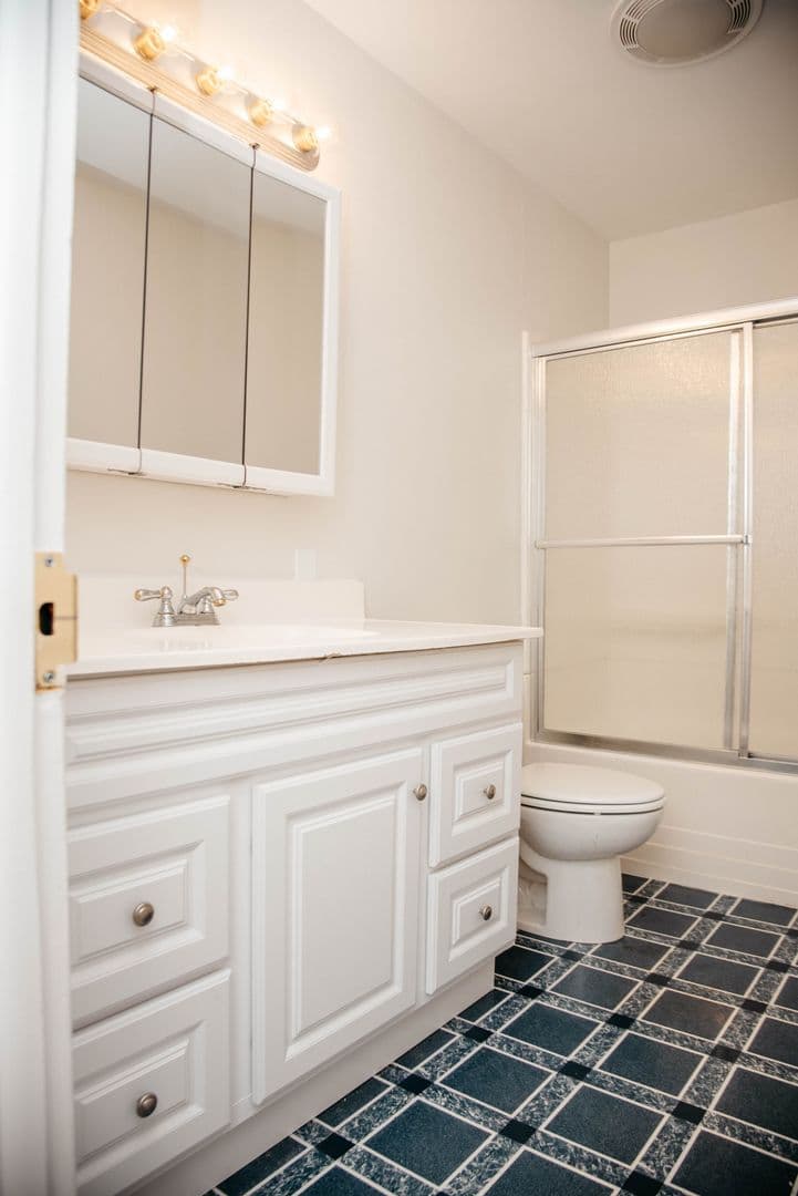 Harrisburg House: 7689 Dove Dr