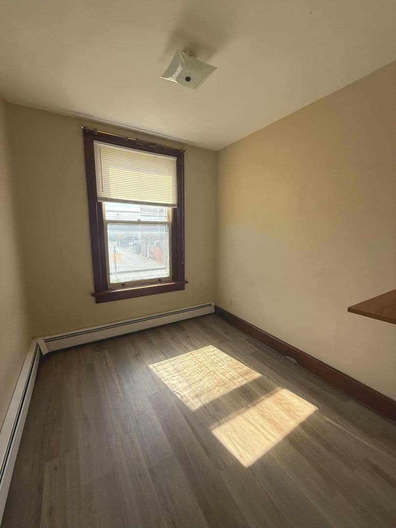 Elizabethtown House: 25 E High St 1/2