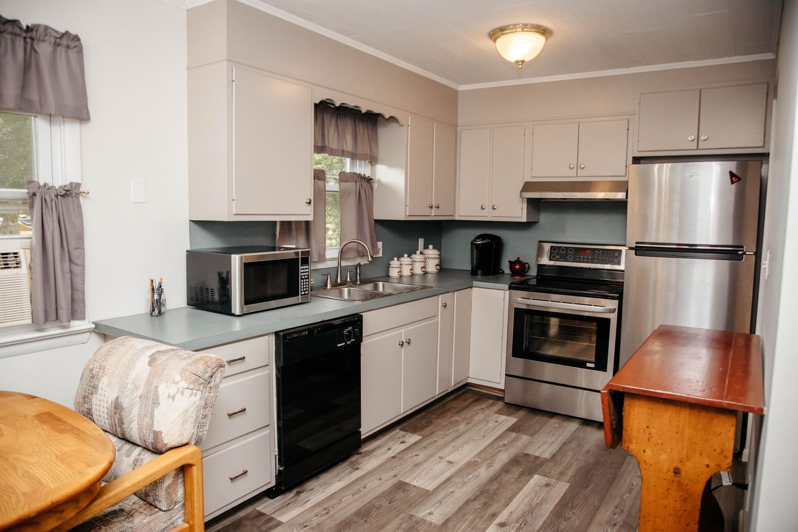 Harrisburg House: 7689 Dove Dr