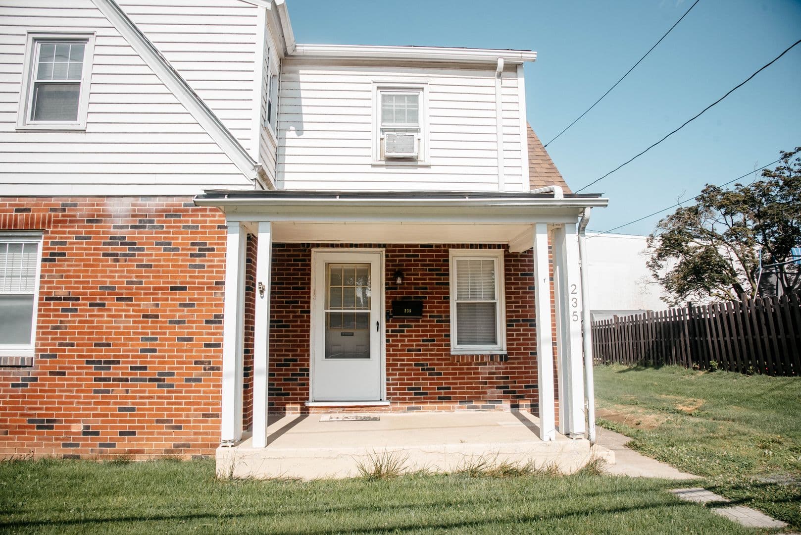 Middletown House: 235 Adelia St