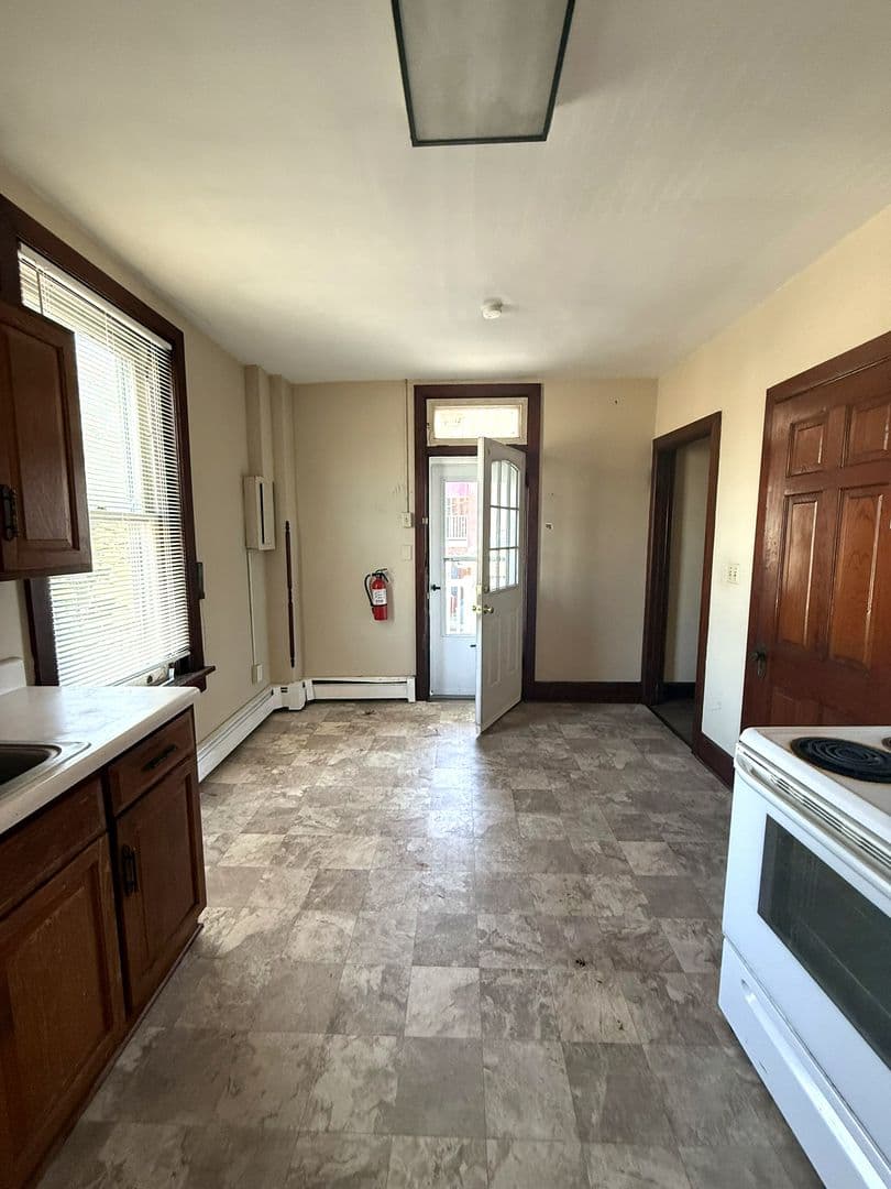 Elizabethtown House: 25 E High St 1/2