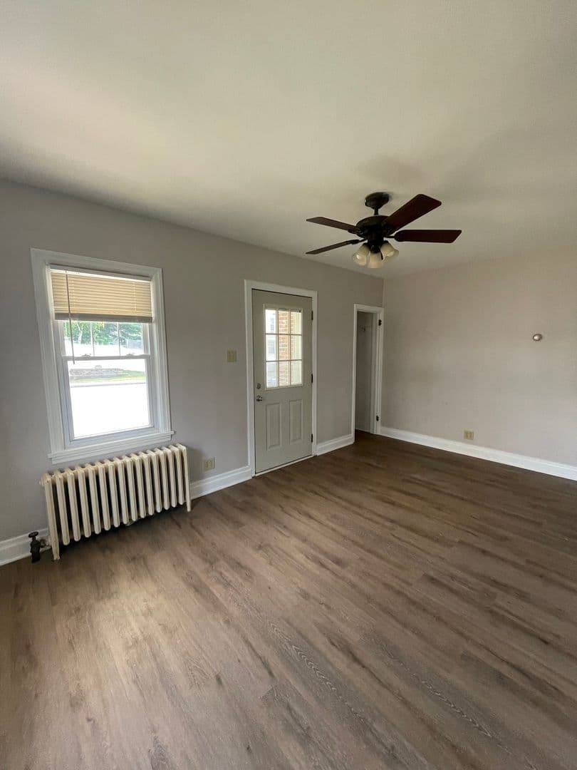 Middletown House: 235 Adelia St