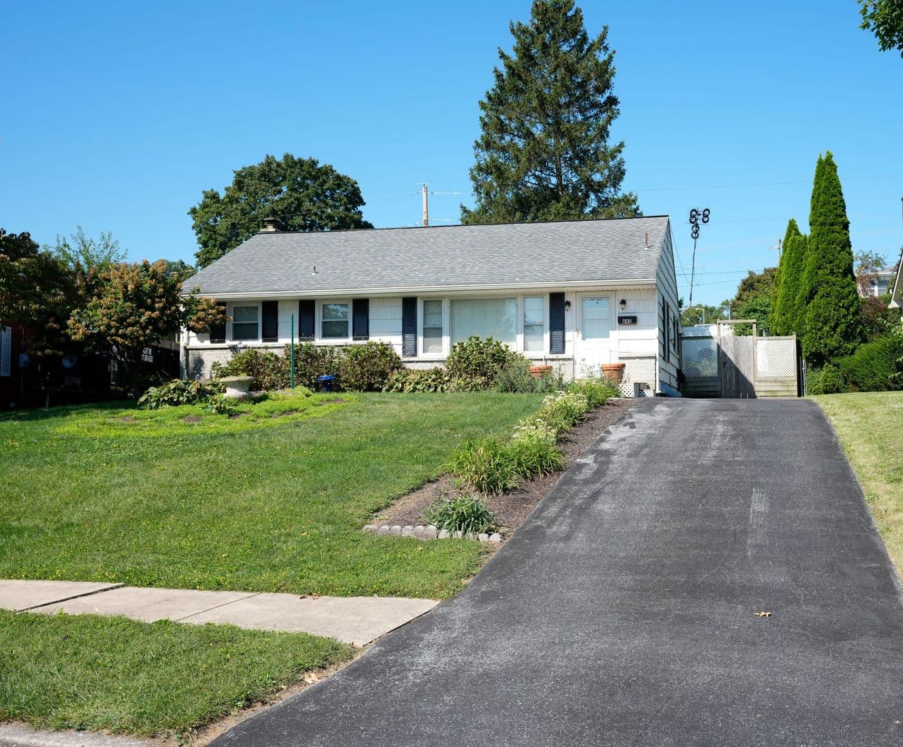 Elizabethtown House: 645 N Mount Joy St