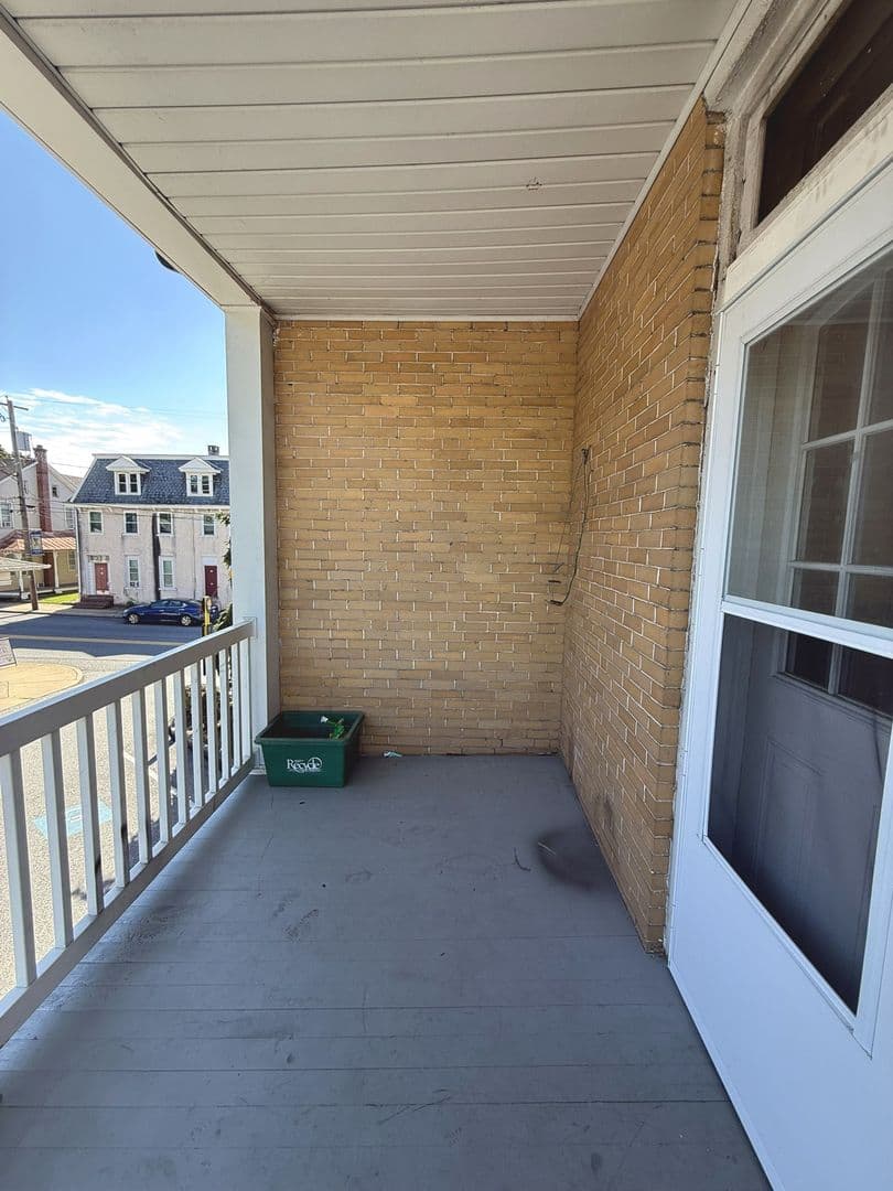 Elizabethtown House: 25 E High St 1/2