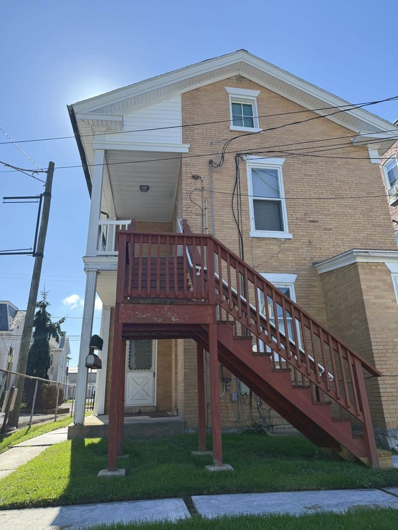 Elizabethtown House: 25 E High St 1/2