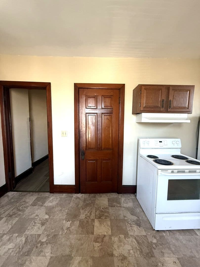 Elizabethtown House: 25 E High St 1/2