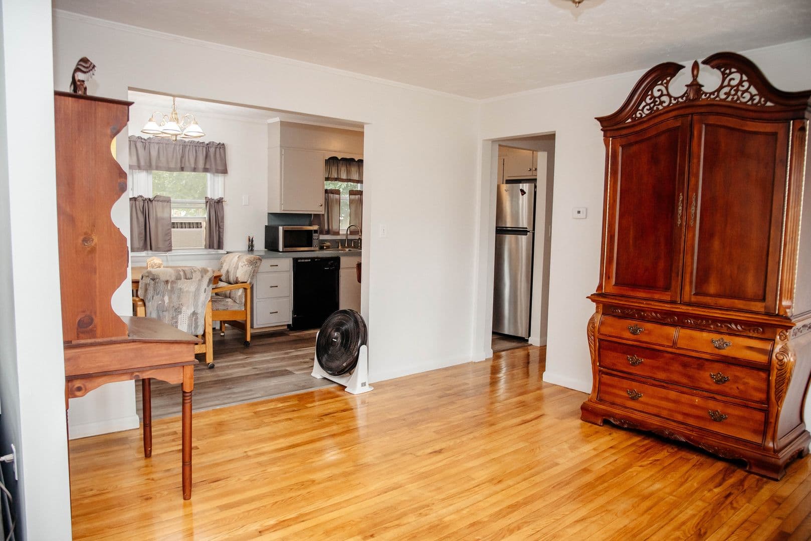 Harrisburg House: 7689 Dove Dr