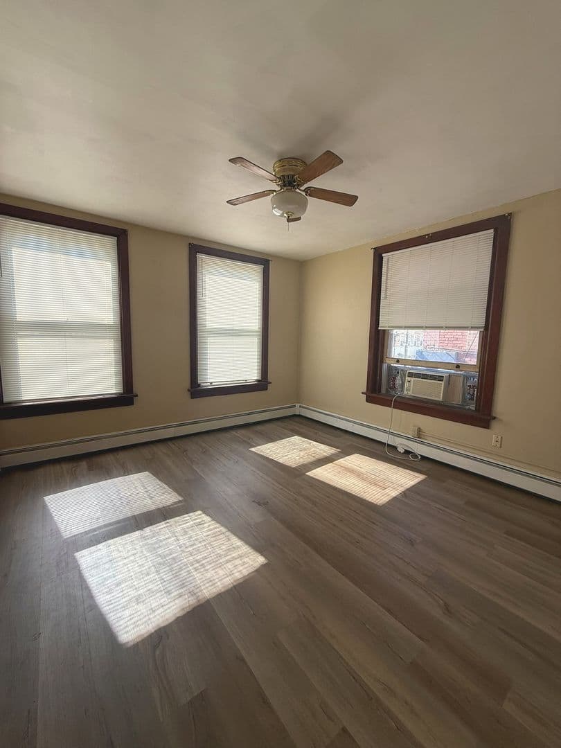 Elizabethtown House: 25 E High St 1/2