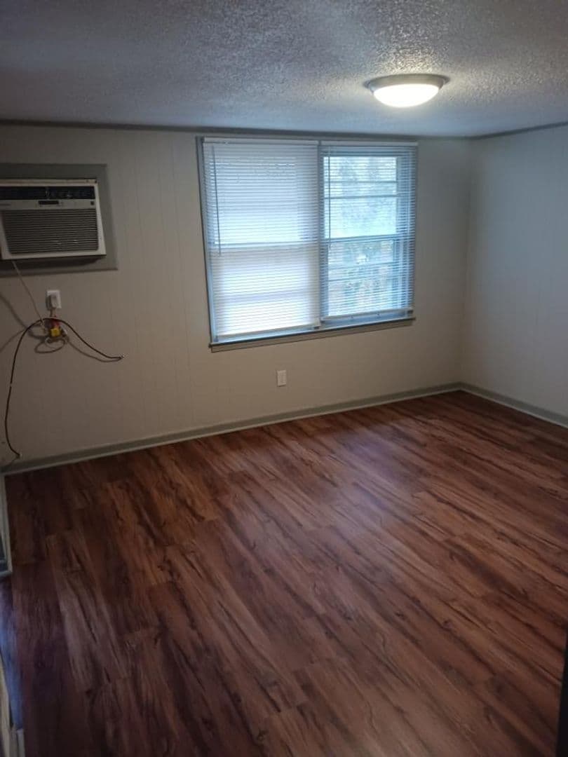 Pendleton Apartment: 104 Cedar Lane